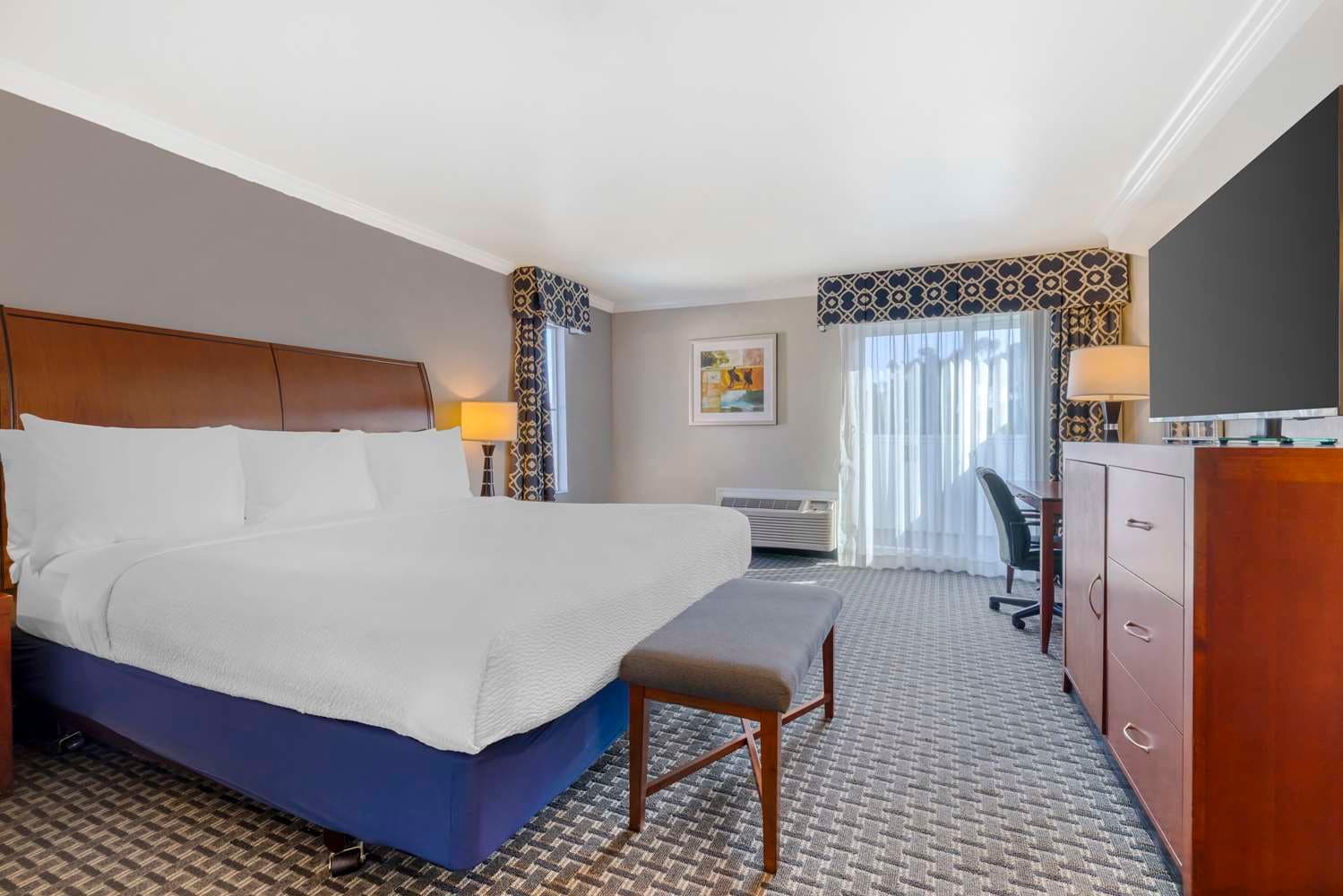 Best Western Plus Marina Shores Hotel