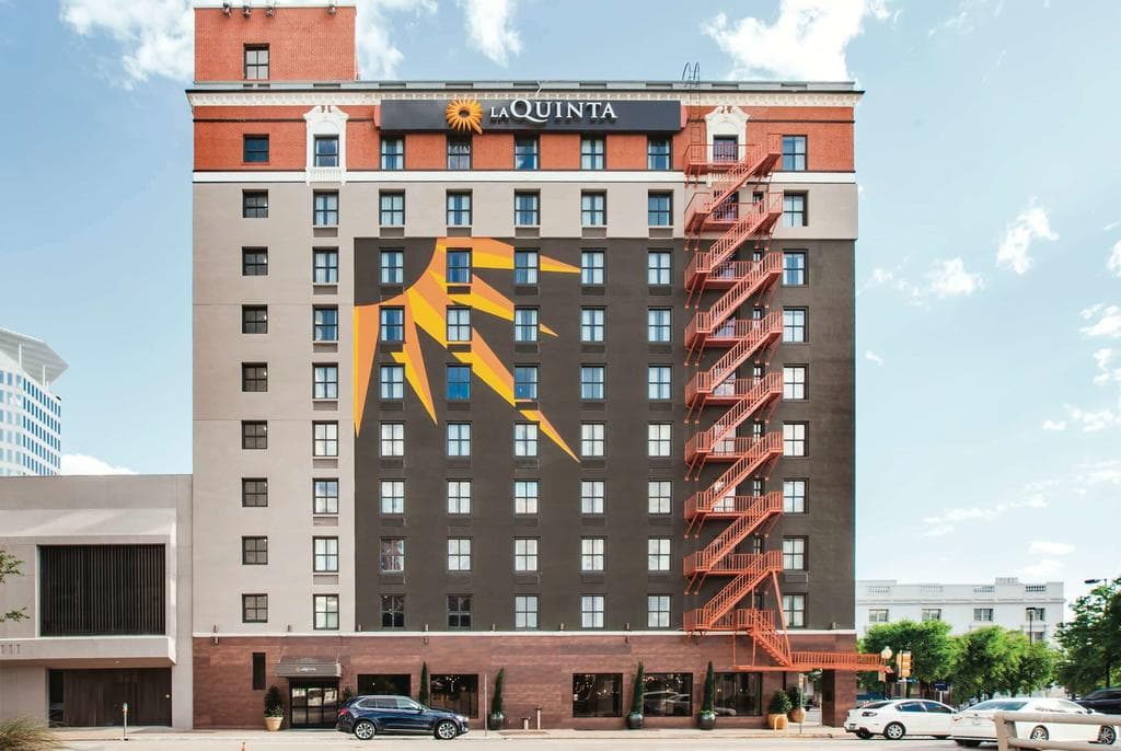 La Quinta Inn & Suites by Wyndham Dallas Downtown