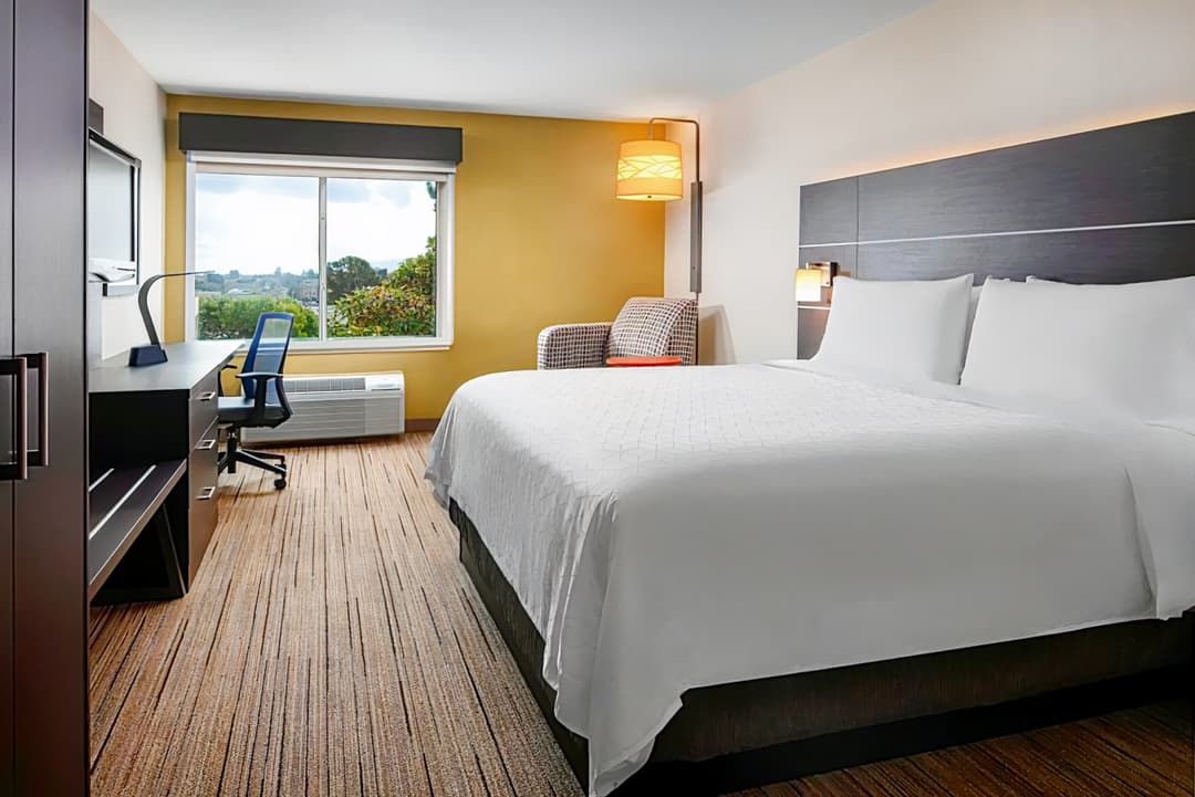Holiday Inn Express Hotel & Suites Belmont