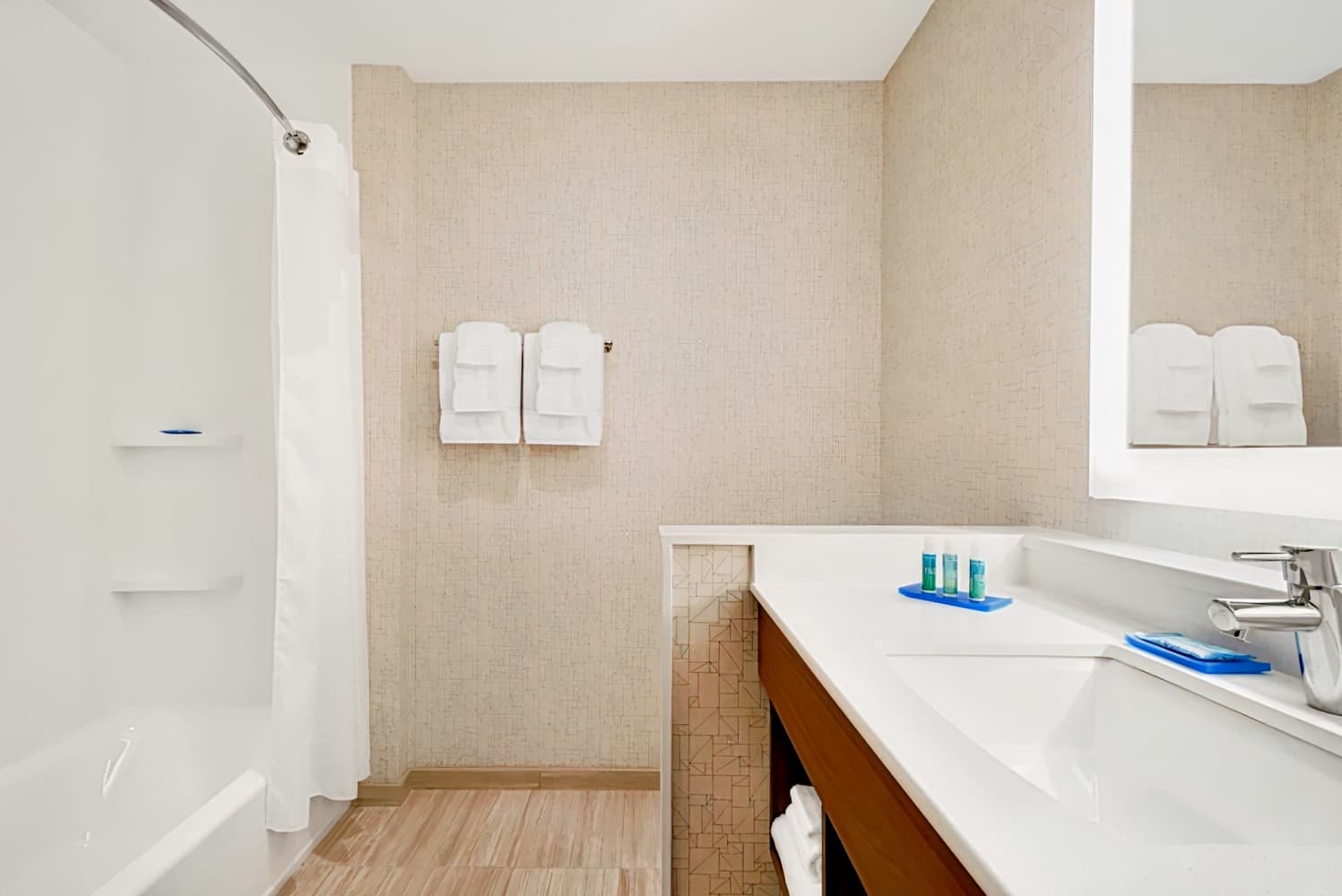 Holiday Inn Express & Suites Cincinnati South - Wilder