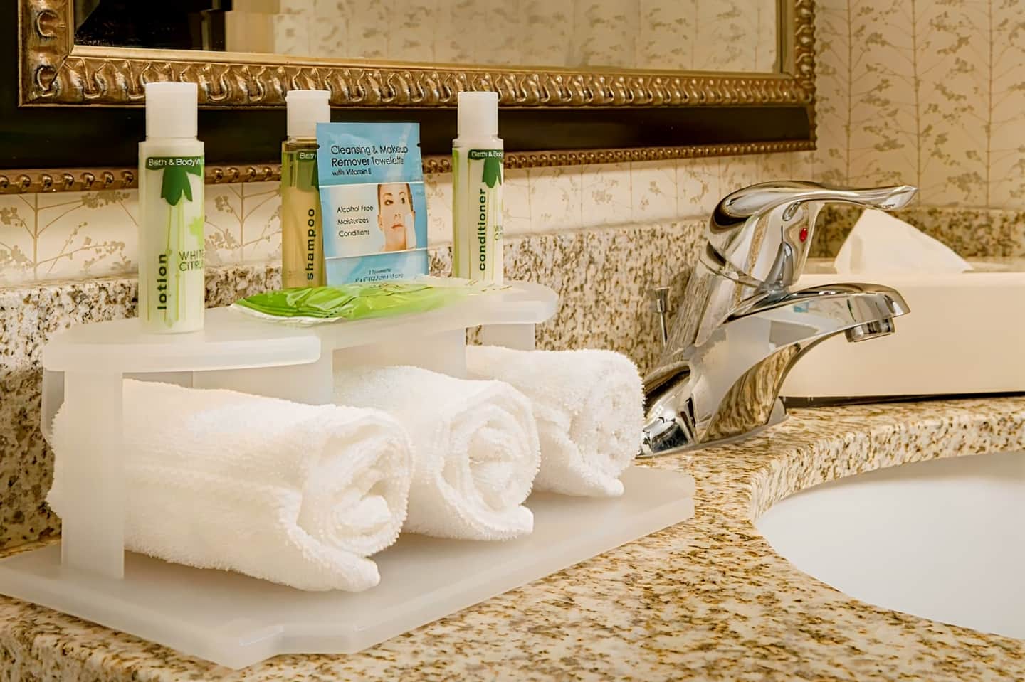 Holiday Inn Express & Suites Columbia - East Elkridge, an IHG Hotel