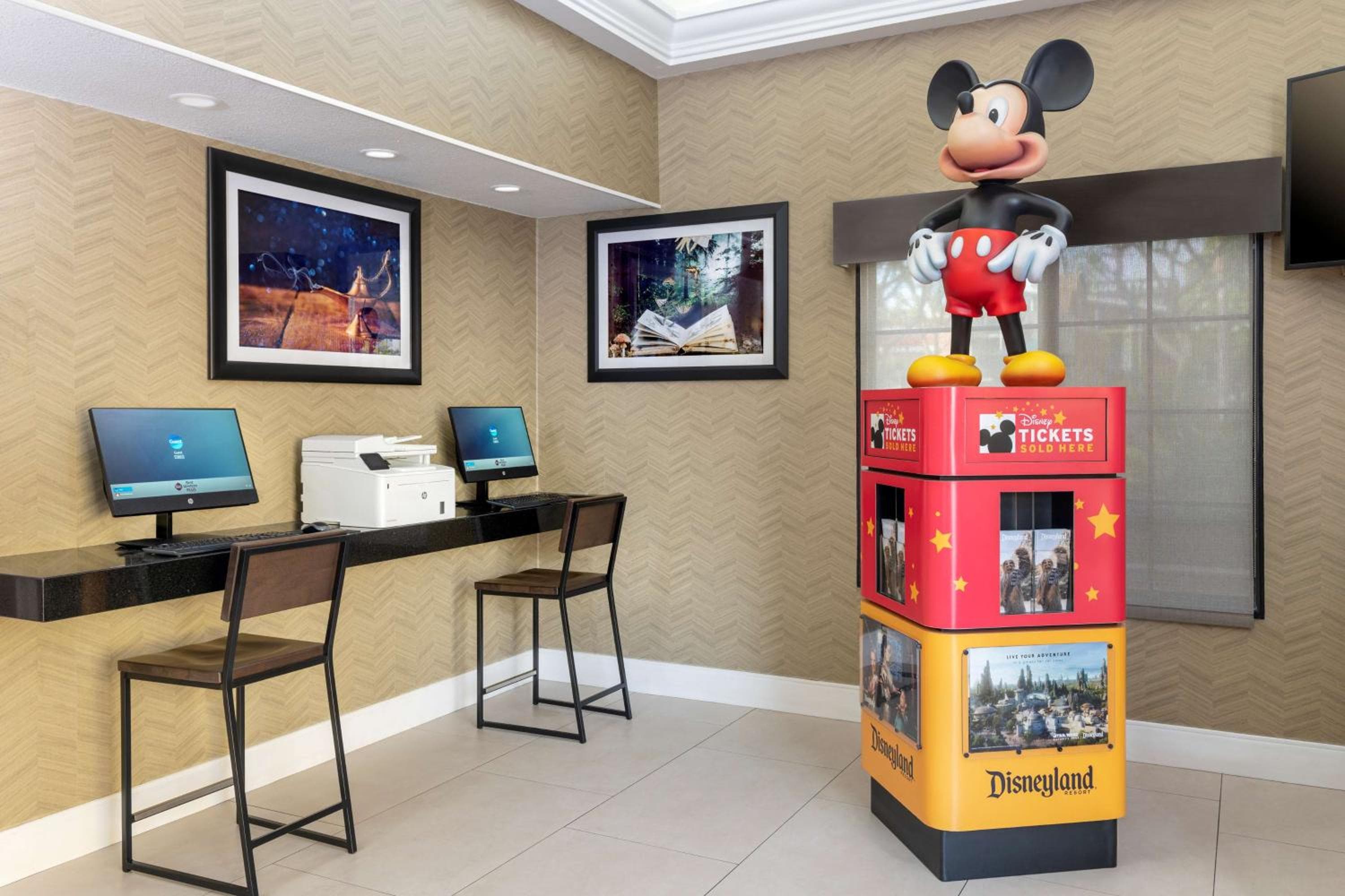 Best Western PLUS RAFFLES INN & SUITES