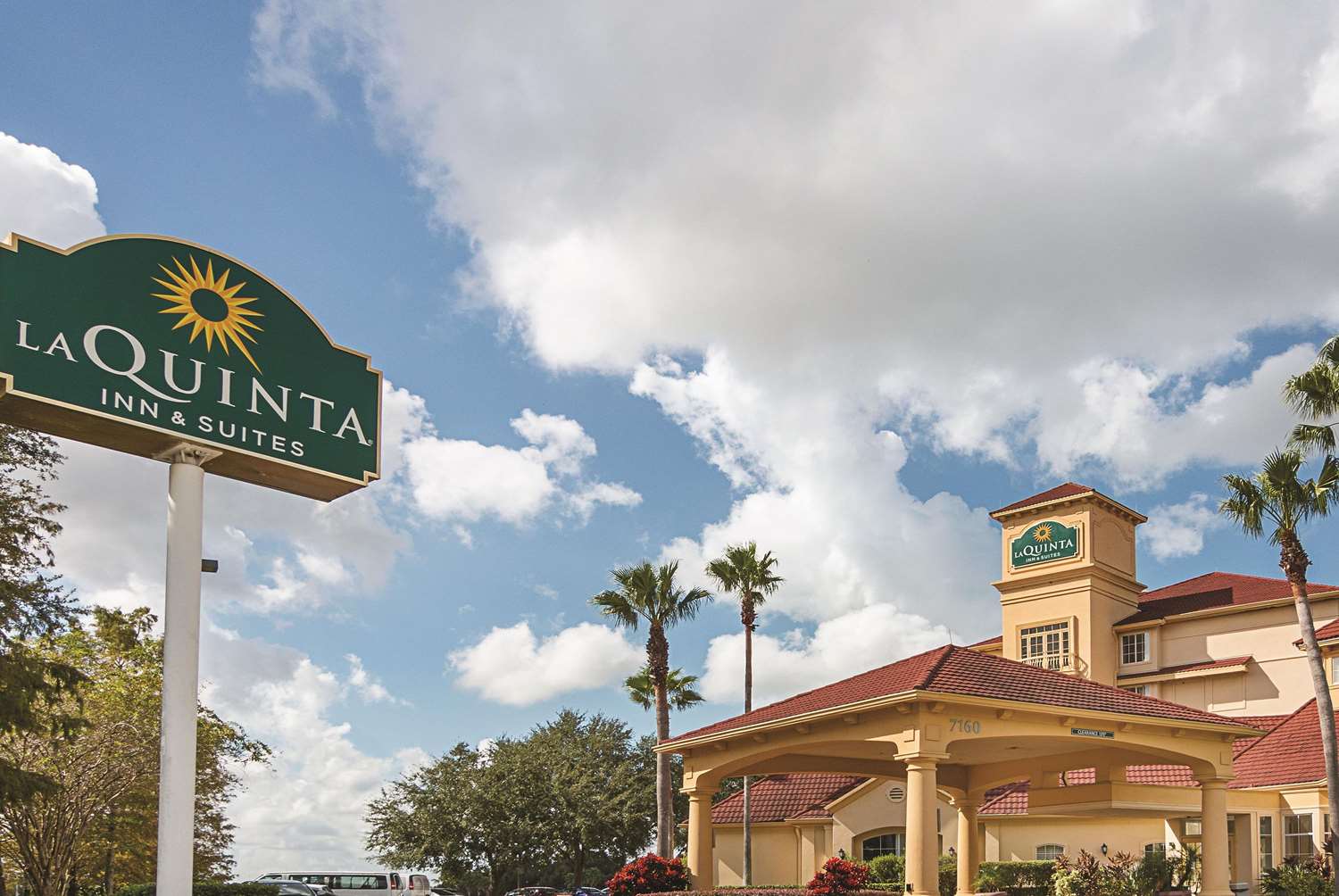 La Quinta Inn & Suites by Wyndham Orlando Airport at Gateway Village