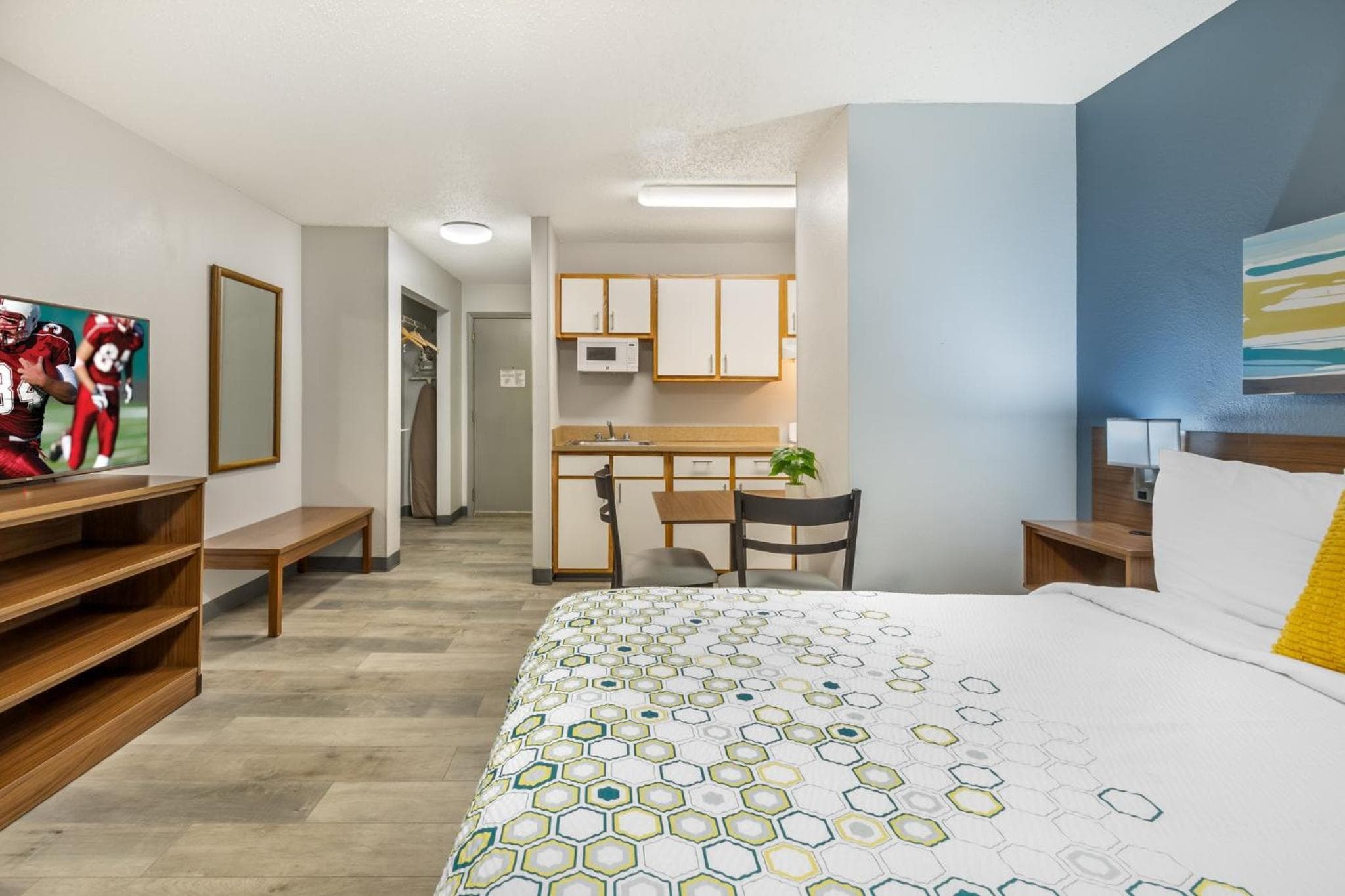 HomeTowne Studios & Suites by Red Roof Greensboro