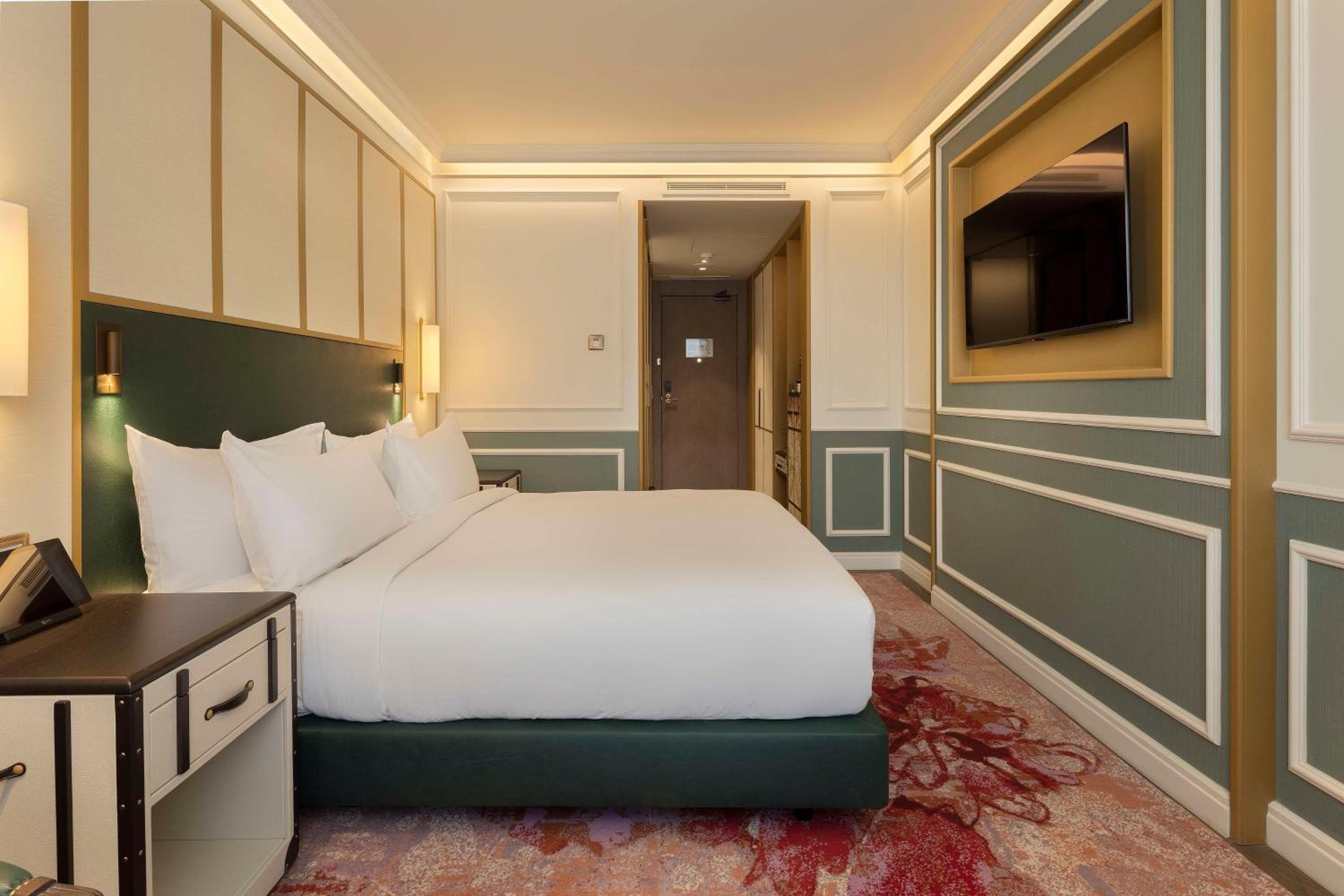 The Emerald House Lisbon Curio Collection By Hilton