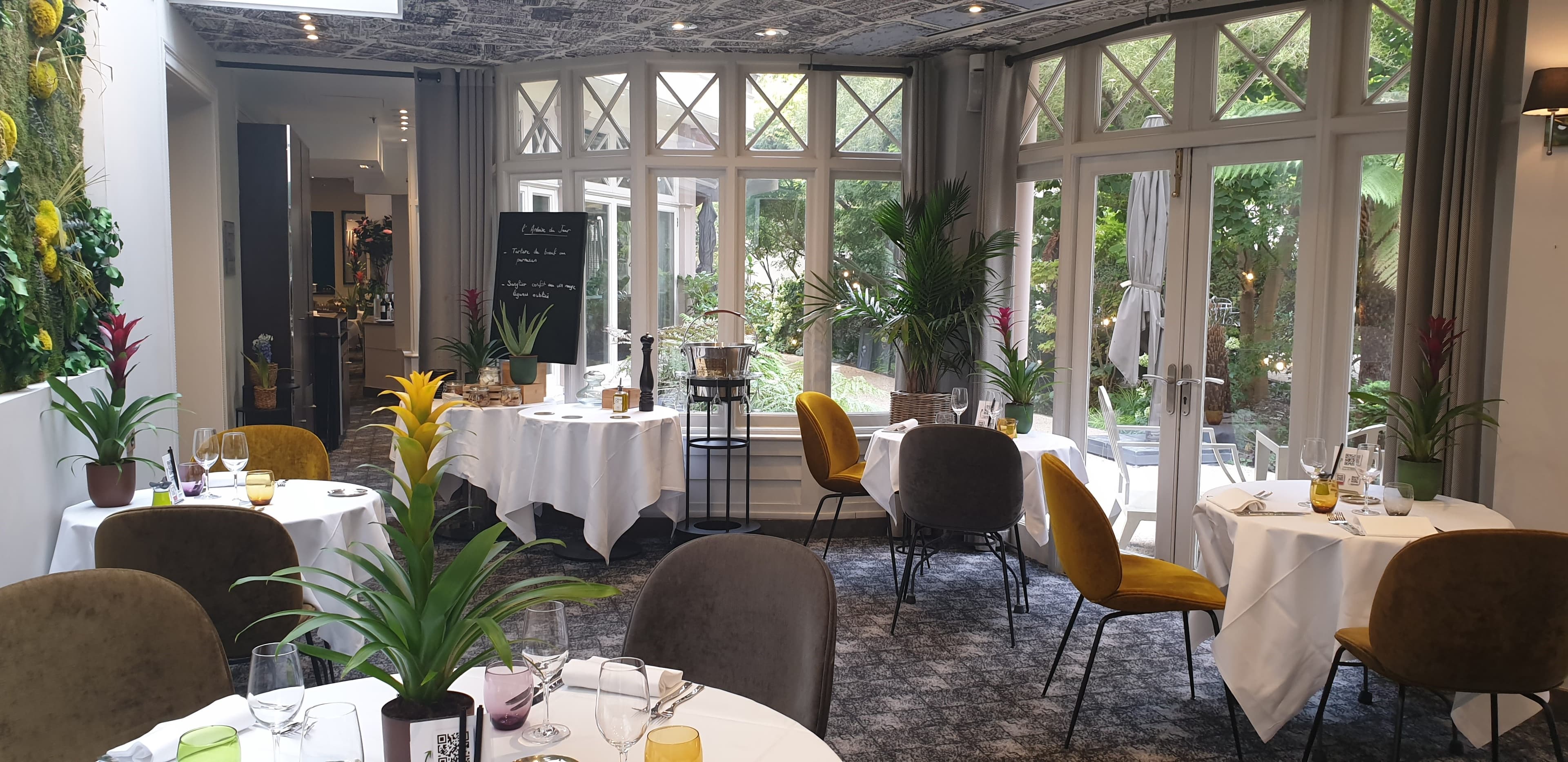 Renaissance Paris Nobel Tour Eiffel